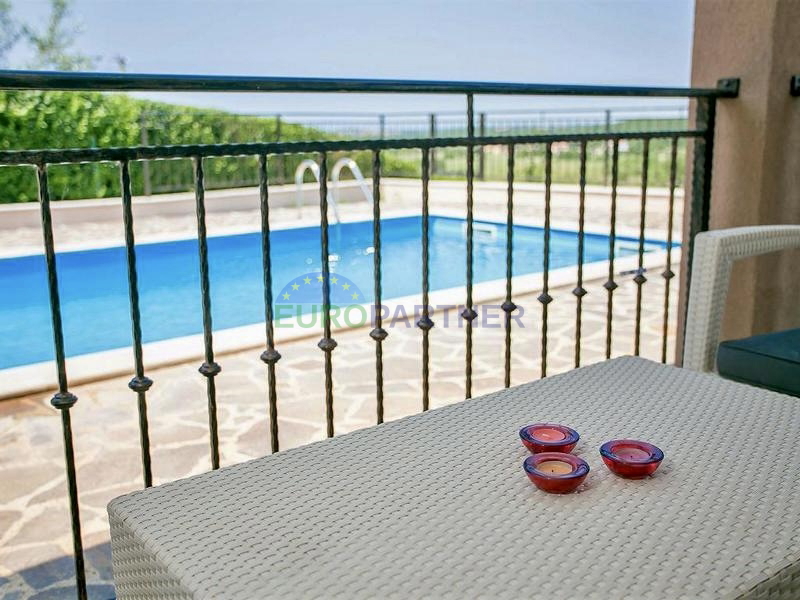 Ku&cacute;a s prekrasnim otvorenim pogledom na prirodu&comma; Pore&ccaron;&comma; 7km od mora