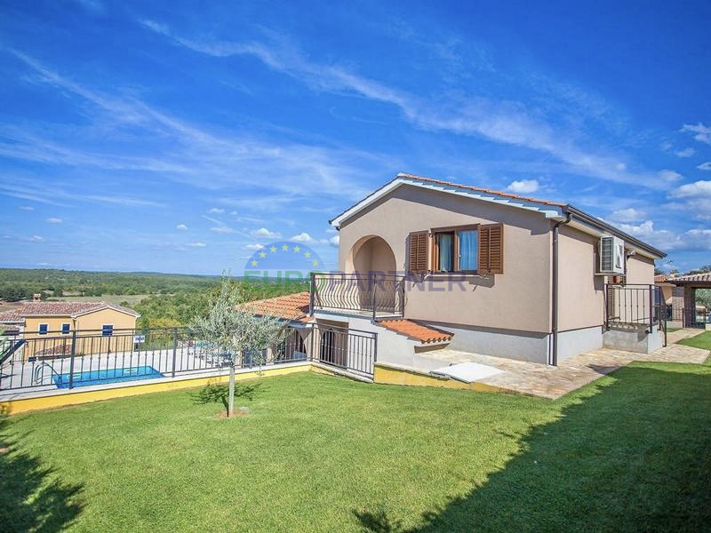 Ku&cacute;a s prekrasnim otvorenim pogledom na prirodu&comma; Pore&ccaron;&comma; 7km od mora