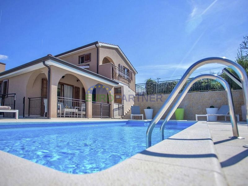 Ku&cacute;a s prekrasnim otvorenim pogledom na prirodu&comma; Pore&ccaron;&comma; 7km od mora