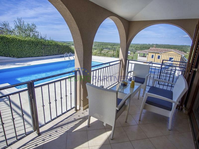 Ku&cacute;a s prekrasnim otvorenim pogledom na prirodu&comma; Pore&ccaron;&comma; 7km od mora