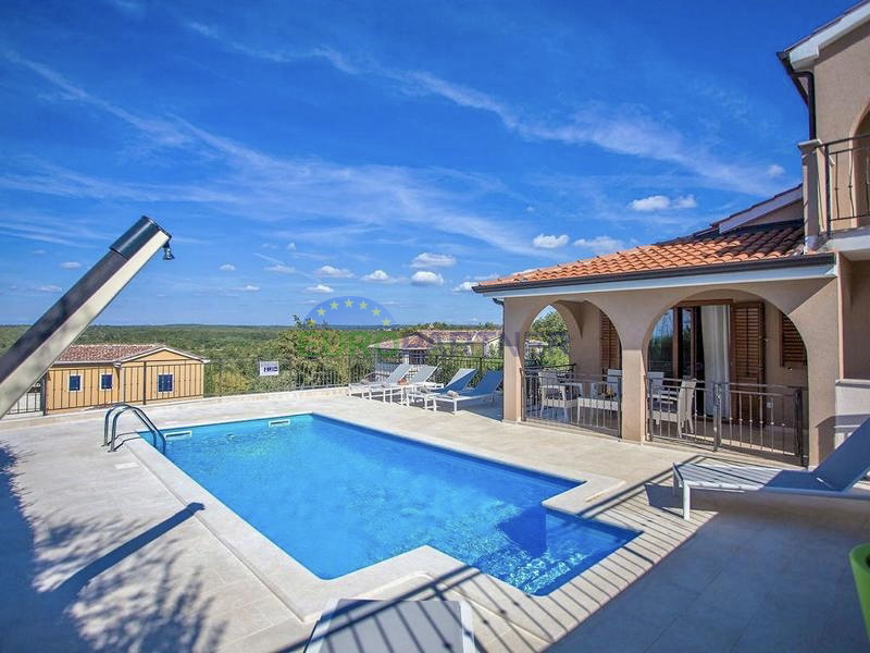 Ku&cacute;a s prekrasnim otvorenim pogledom na prirodu&comma; Pore&ccaron;&comma; 7km od mora