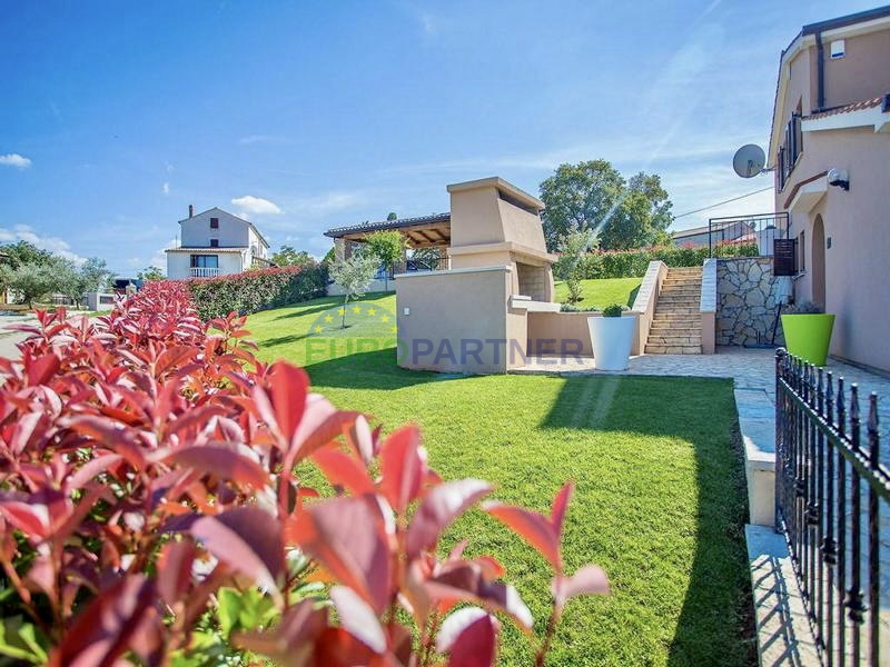 Ku&cacute;a s prekrasnim otvorenim pogledom na prirodu&comma; Pore&ccaron;&comma; 7km od mora