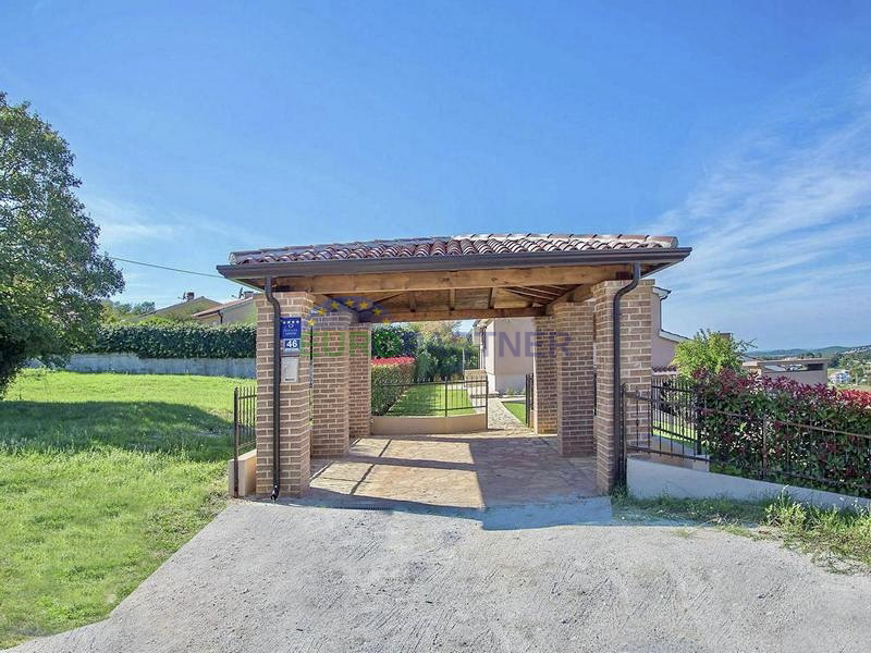 Ku&cacute;a s prekrasnim otvorenim pogledom na prirodu&comma; Pore&ccaron;&comma; 7km od mora