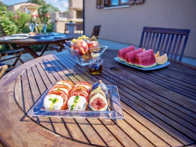 Ku&cacute;a s prekrasnim otvorenim pogledom na prirodu&comma; Pore&ccaron;&comma; 7km od mora