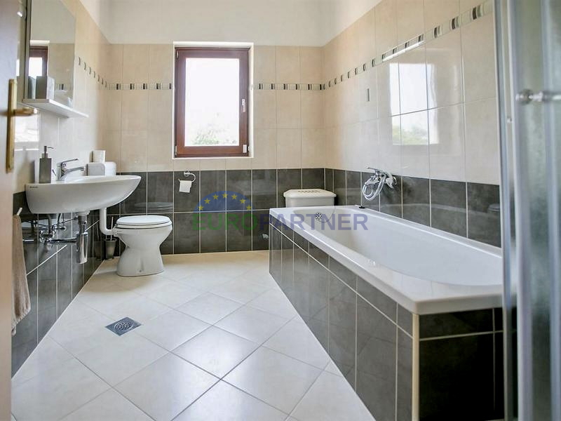 Ku&cacute;a s prekrasnim otvorenim pogledom na prirodu&comma; Pore&ccaron;&comma; 7km od mora