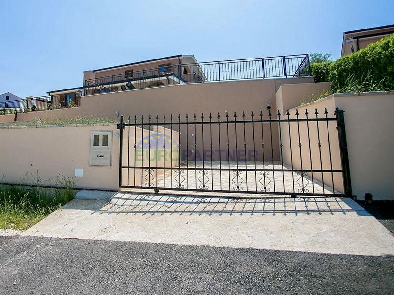 Ku&cacute;a s prekrasnim otvorenim pogledom na prirodu&comma; Pore&ccaron;&comma; 7km od mora