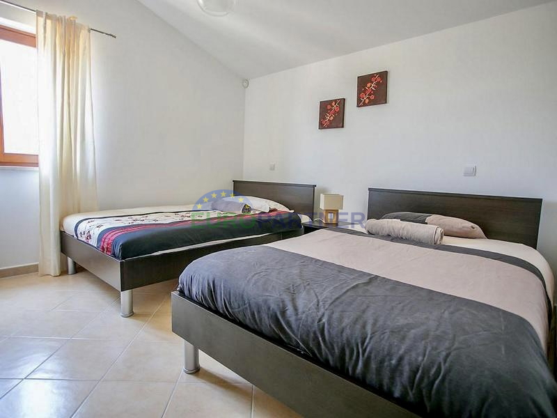 Ku&cacute;a s prekrasnim otvorenim pogledom na prirodu&comma; Pore&ccaron;&comma; 7km od mora