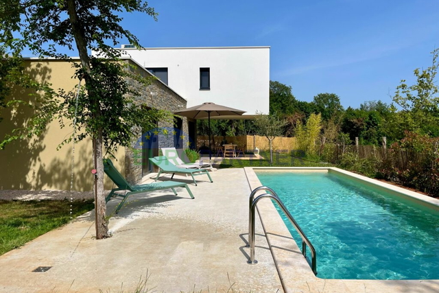 For sale, a villa with a swimming pool just 1 km from the sea, near Poreč