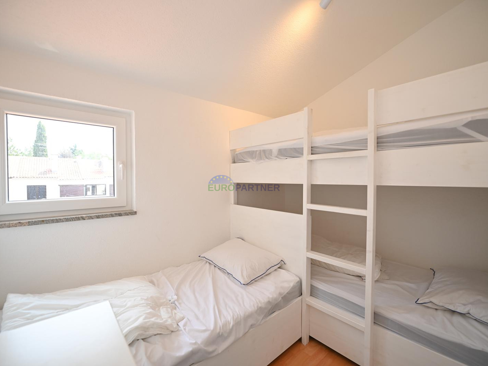 SAVRŠENA PRILIKA U BLIZINI MORA  - četverosoban stan s vrtom – Červar Porat, 500 m od mora