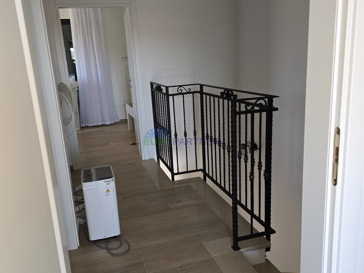 Elegantes modernes Doppelhaus mit Pool in Funtana