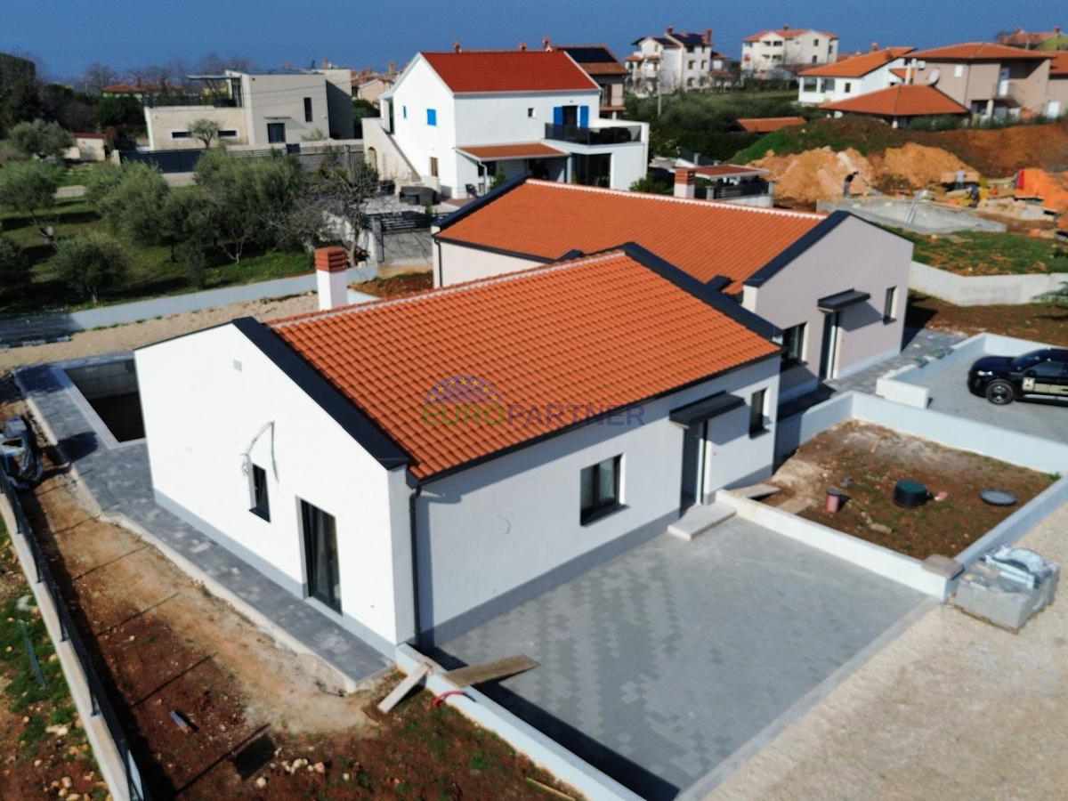 Doppelhaush&auml;lfte mit Pool&comma; Pore&ccaron;&comma; 8km von Meer