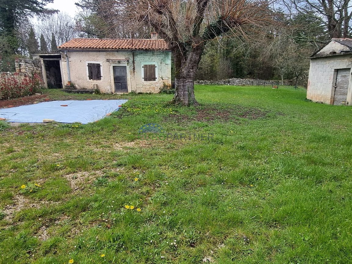 Zwei Häuser mit großem Bauland für weitere 3 Objekte, 14km von Poreč