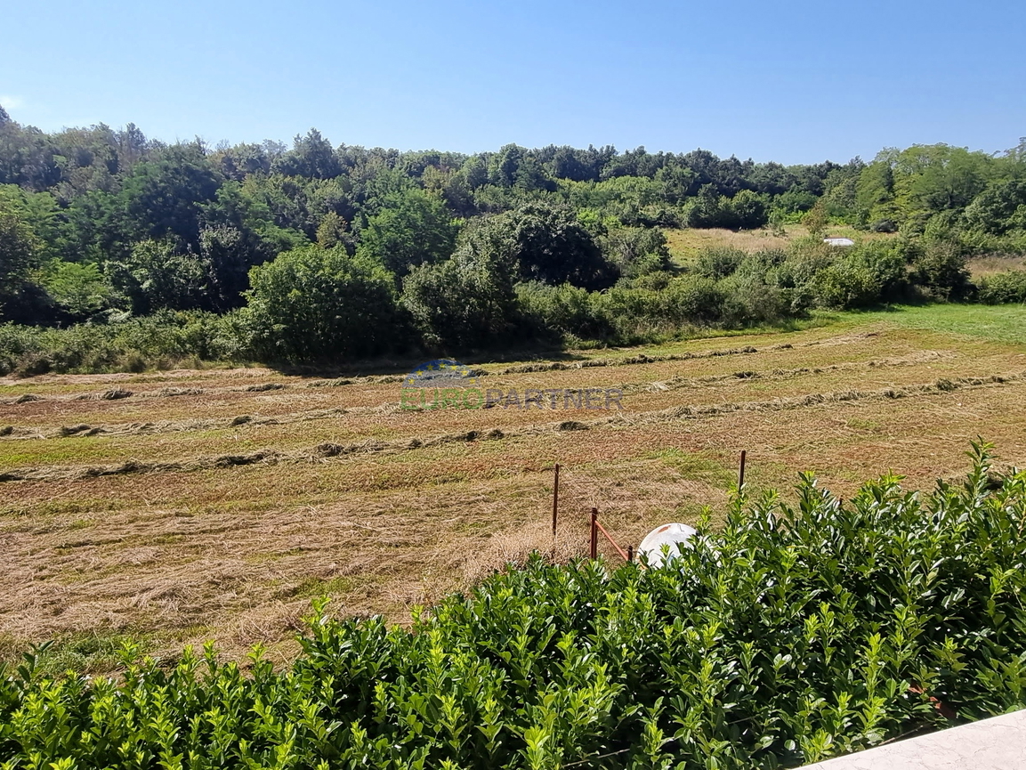 Zwei Häuser mit großem Bauland für weitere 3 Objekte, 14km von Poreč