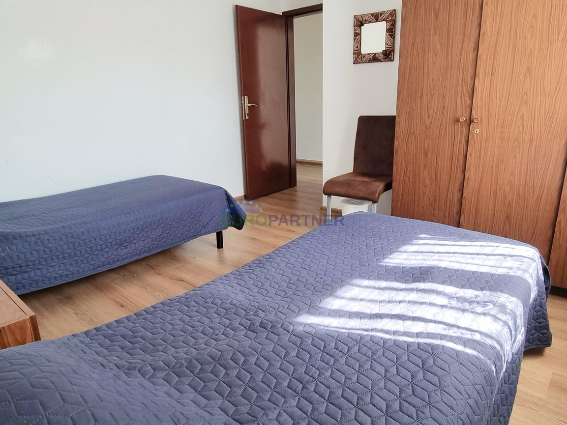 Zwei Häuser mit großem Bauland für weitere 3 Objekte, 14km von Poreč