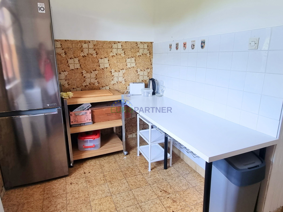 Zwei Häuser mit großem Bauland für weitere 3 Objekte, 14km von Poreč