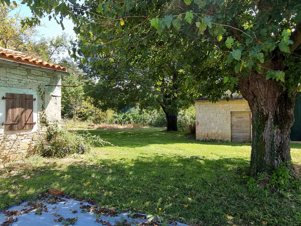 Zwei Häuser mit großem Bauland für weitere 3 Objekte, 14km von Poreč