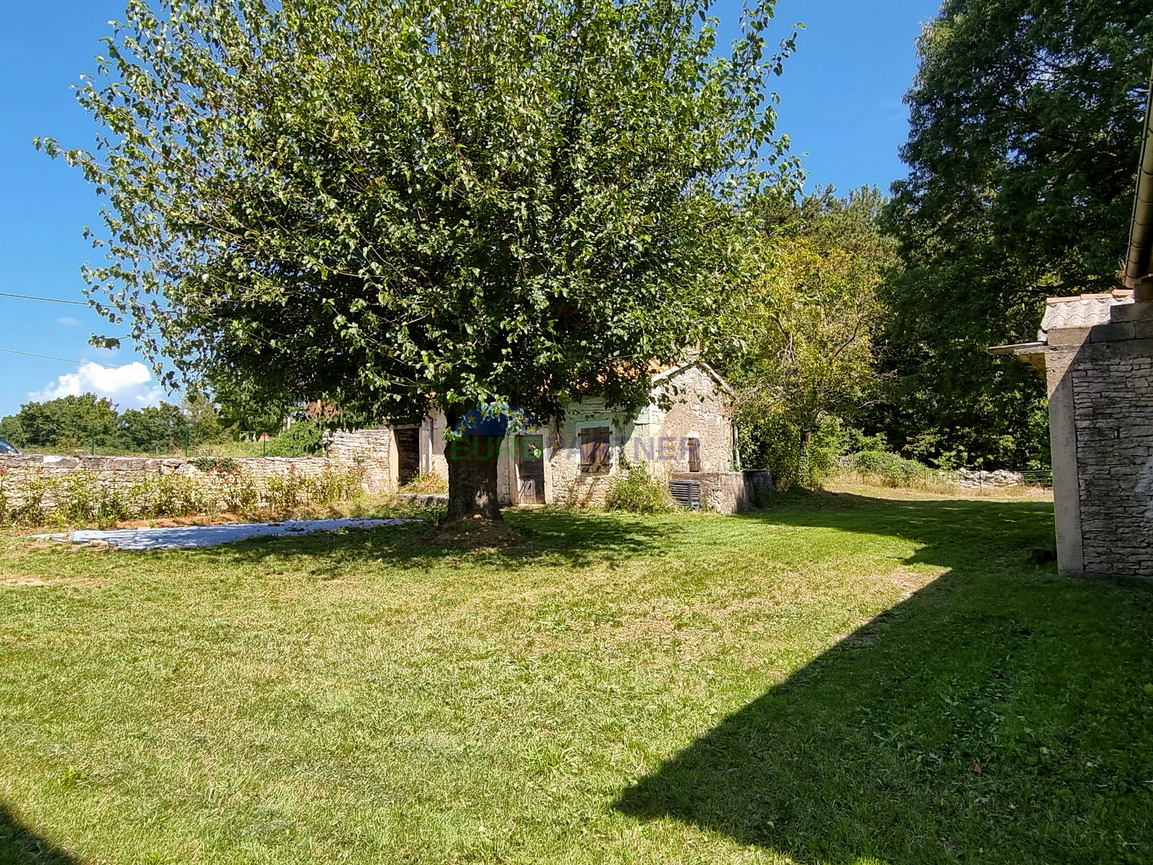 Zwei Häuser mit großem Bauland für weitere 3 Objekte, 14km von Poreč