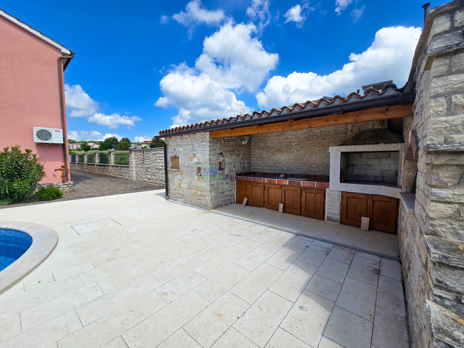 Haus mit Pool und großem Grundstück, 10 km von Poreč entfernt