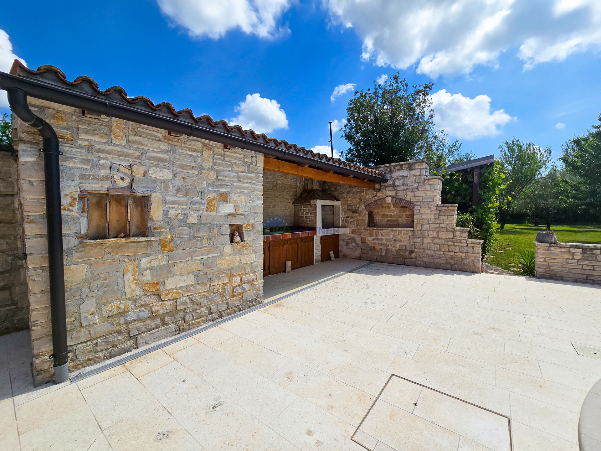 Haus mit Pool und großem Grundstück, 10 km von Poreč entfernt