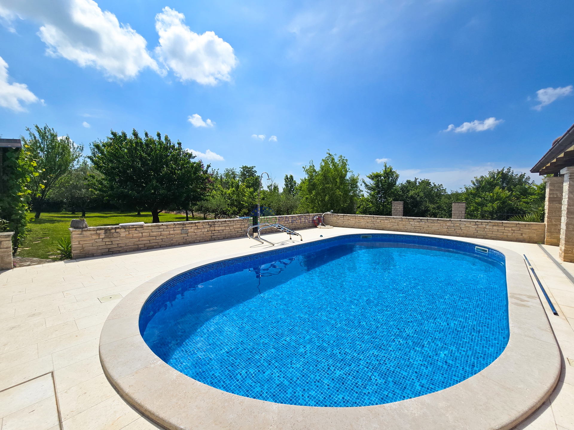 Haus mit Pool und großem Grundstück, 10 km von Poreč entfernt