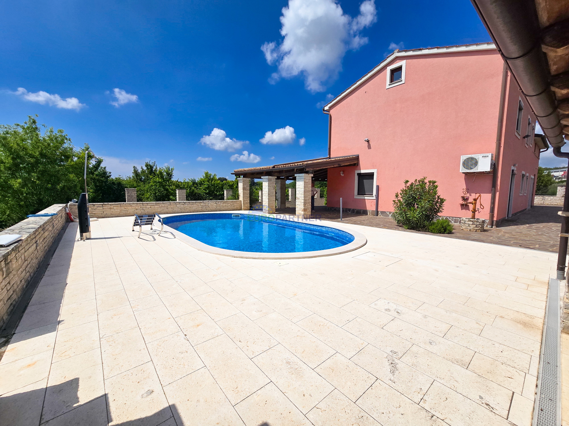 Haus mit Pool und großem Grundstück, 10 km von Poreč entfernt