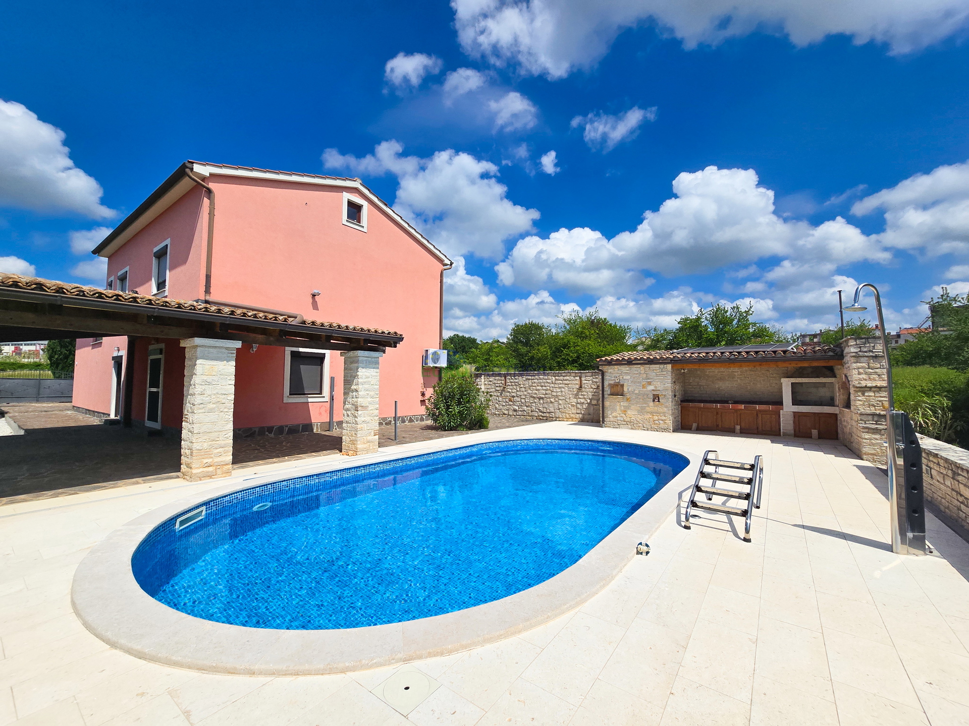Haus mit Pool und großem Grundstück, 10 km von Poreč entfernt
