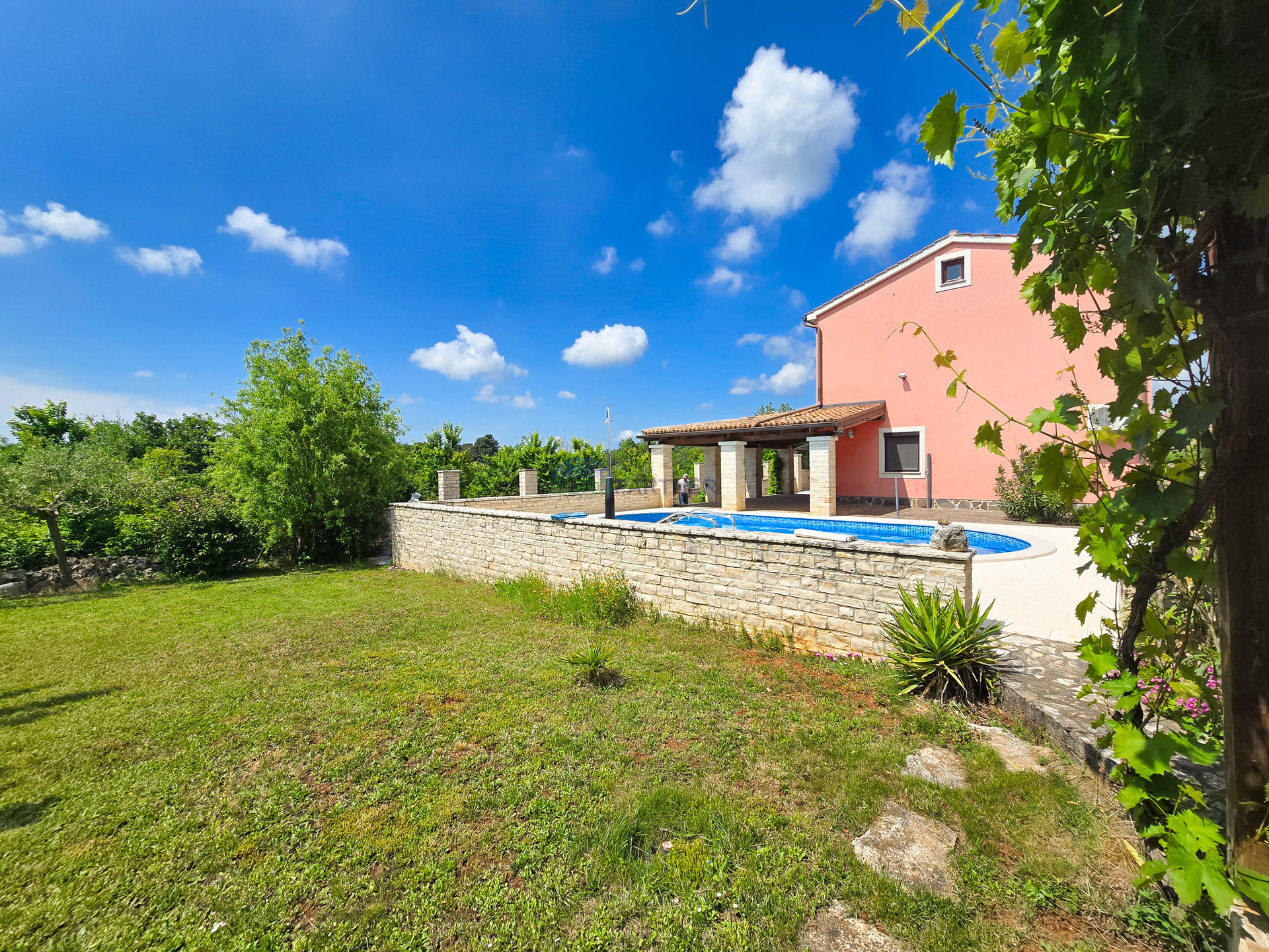 Haus mit Pool und großem Grundstück, 10 km von Poreč entfernt