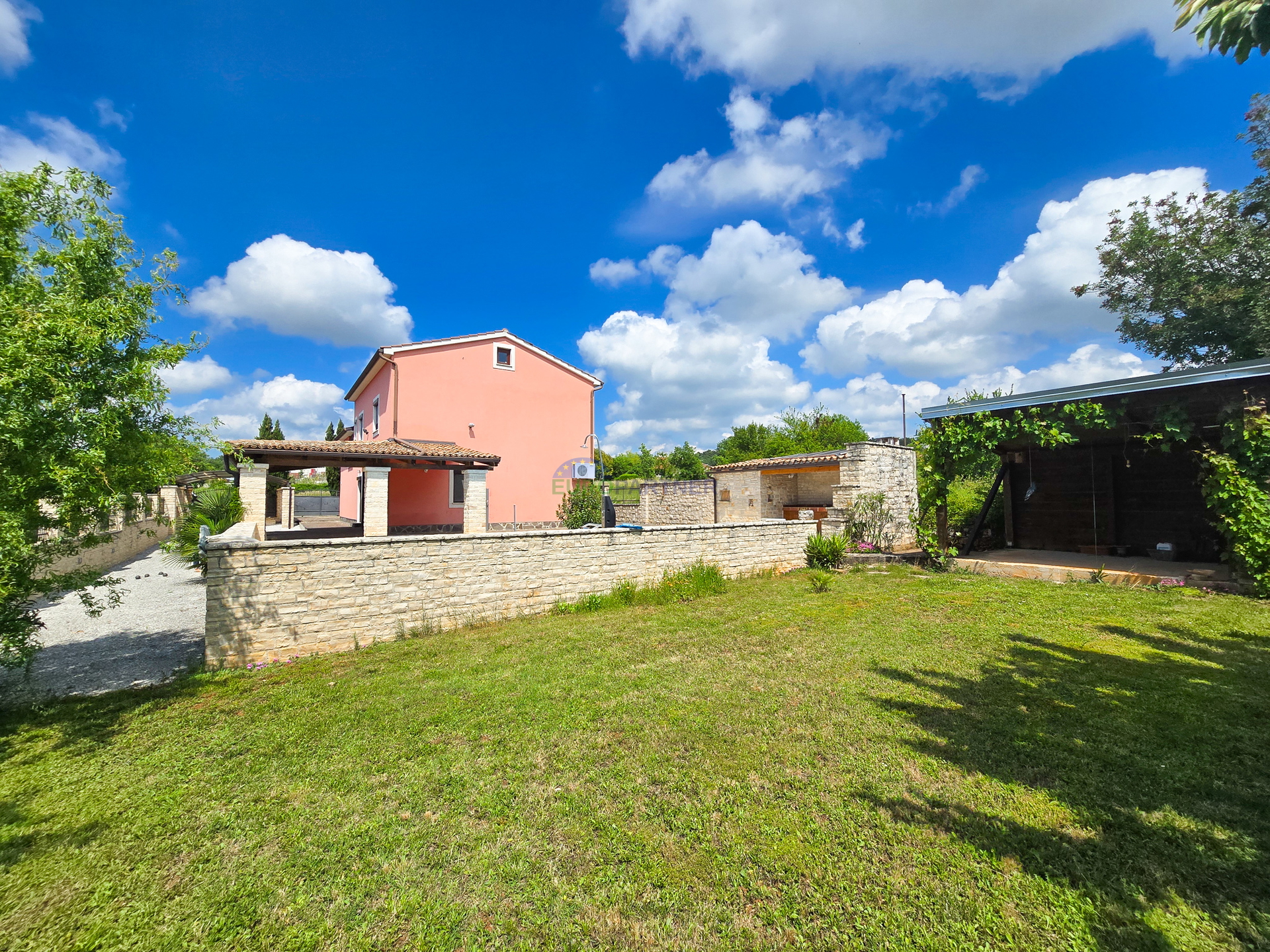 Haus mit Pool und großem Grundstück, 10 km von Poreč entfernt