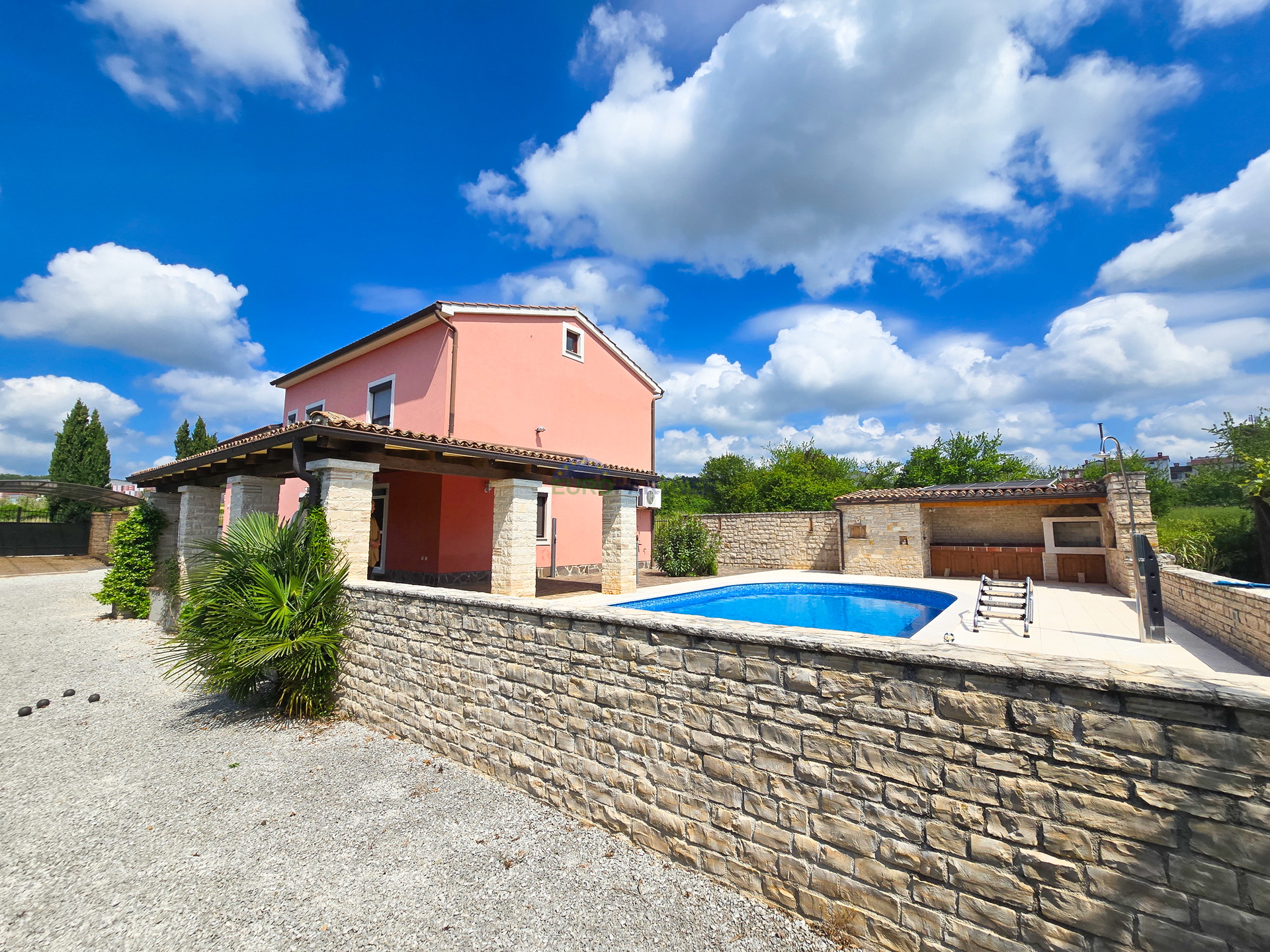 Haus mit Pool und großem Grundstück, 10 km von Poreč entfernt