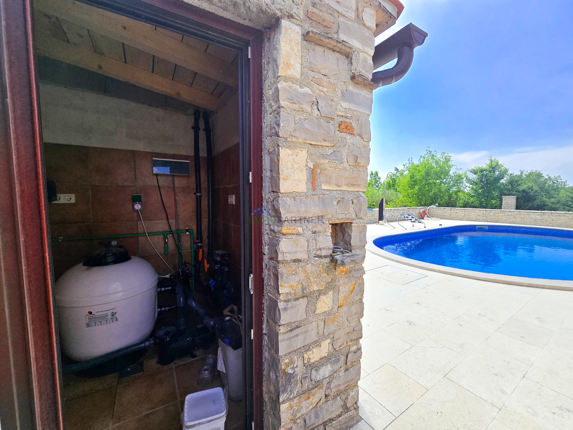Haus mit Pool und großem Grundstück, 10 km von Poreč entfernt