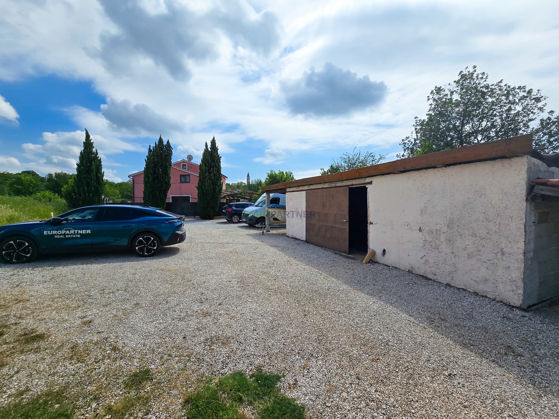 Haus mit Pool und großem Grundstück, 10 km von Poreč entfernt