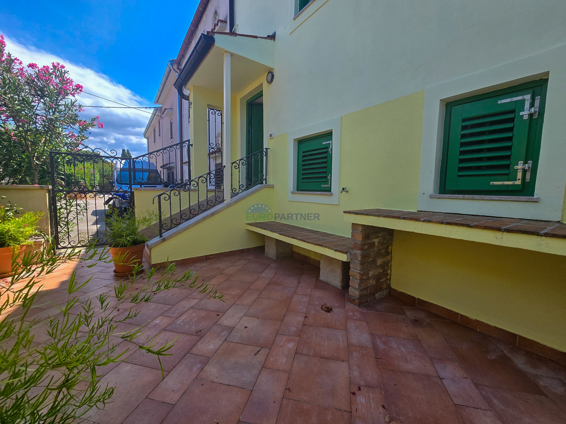 Haus mit 2 Wohnungen 200 m vom Meer entfernt, Poreč