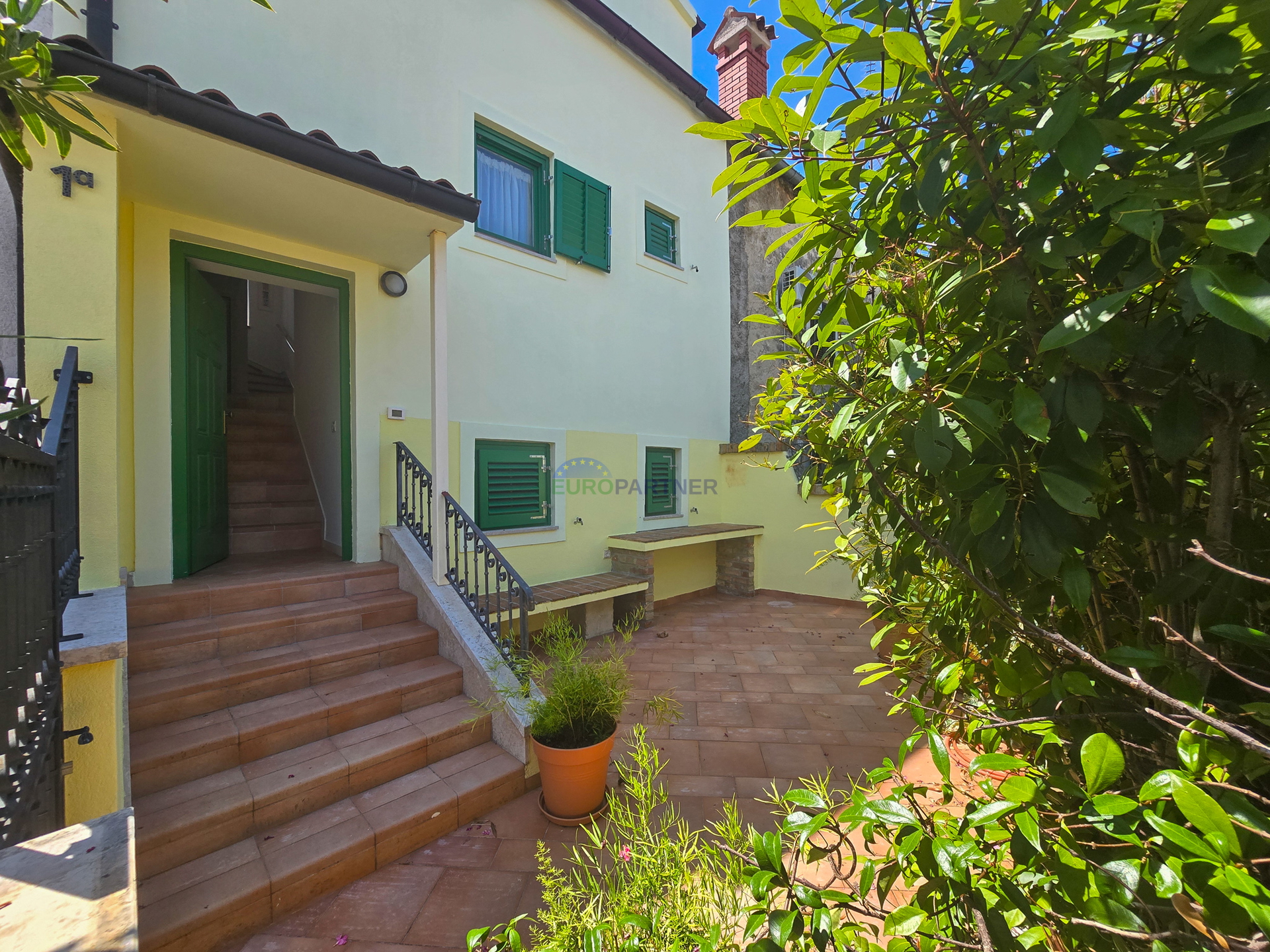 Haus mit 2 Wohnungen 200 m vom Meer entfernt, Poreč