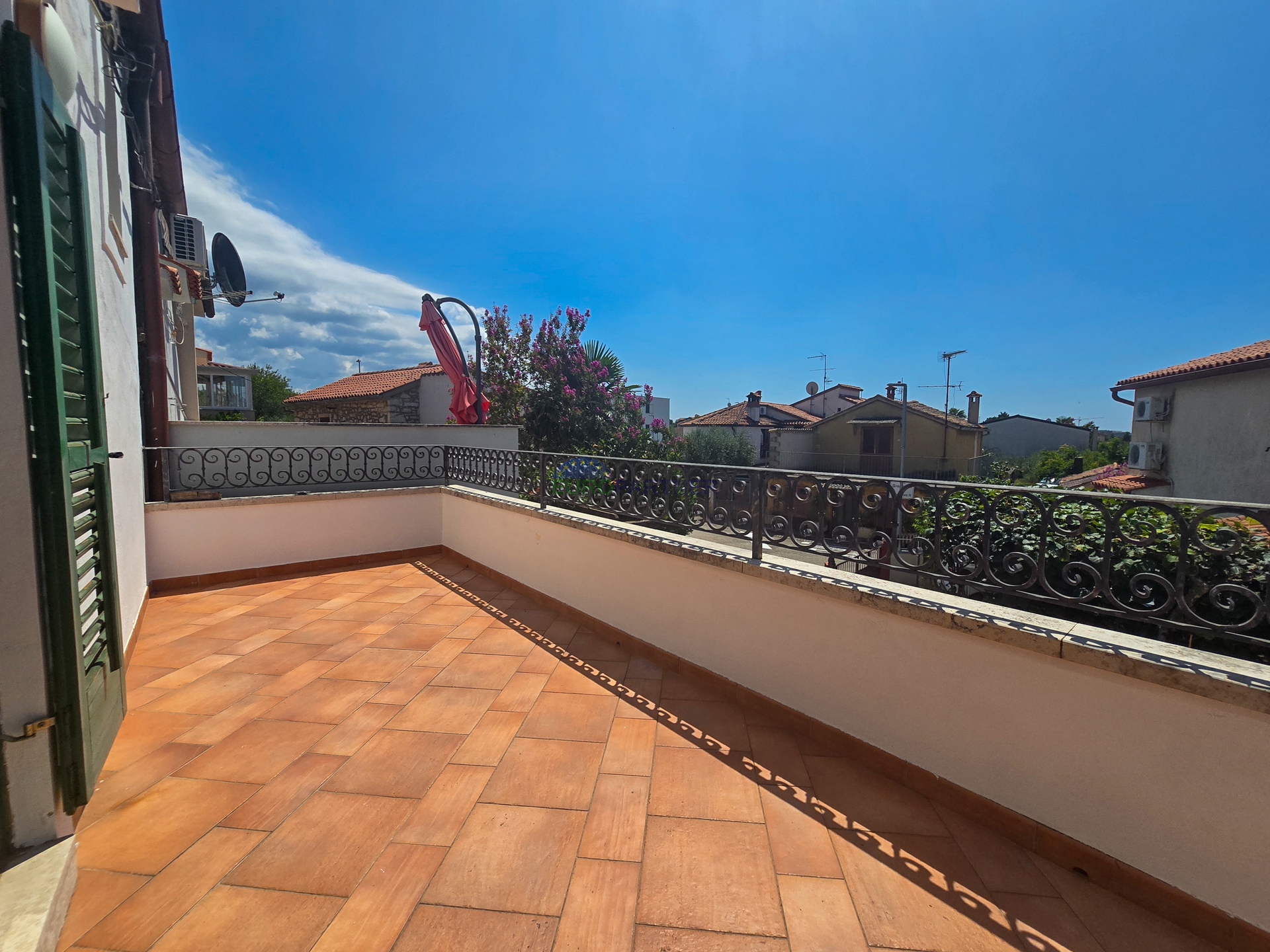 Haus mit 2 Wohnungen 200 m vom Meer entfernt, Poreč