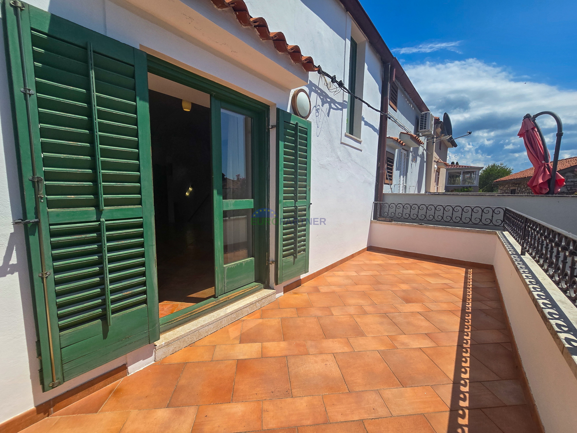 Haus mit 2 Wohnungen 200 m vom Meer entfernt, Poreč