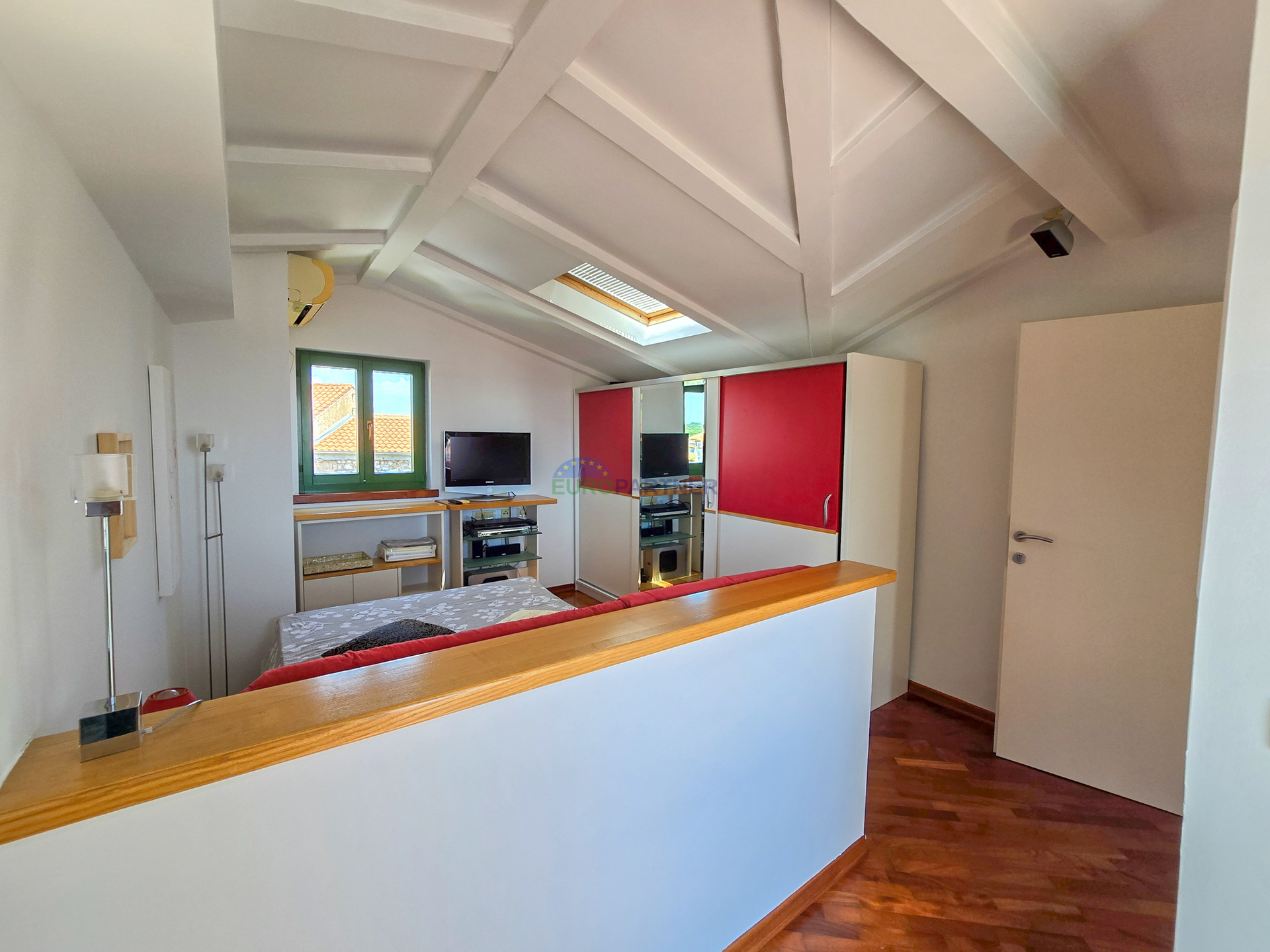 Haus mit 2 Wohnungen 200 m vom Meer entfernt, Poreč