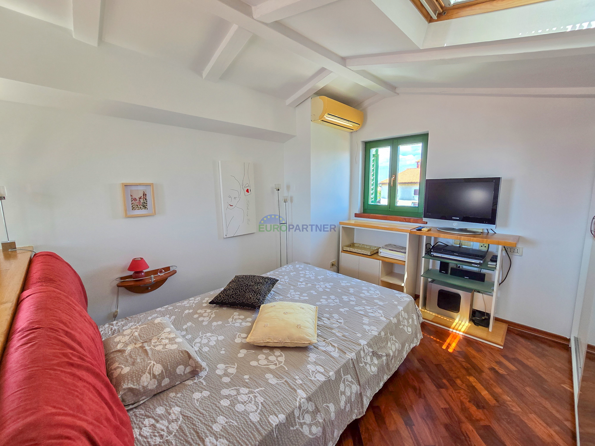 Haus mit 2 Wohnungen 200 m vom Meer entfernt, Poreč