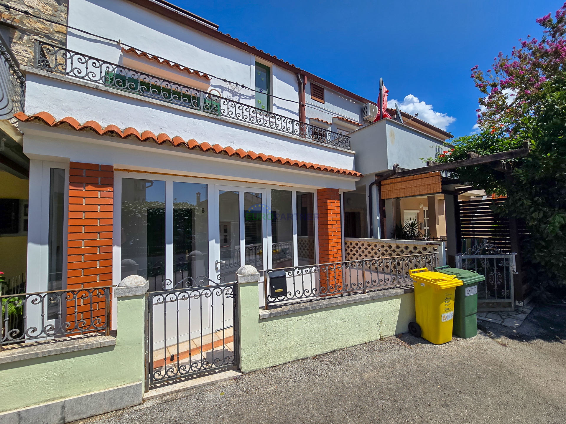 Haus mit 2 Wohnungen 200 m vom Meer entfernt, Poreč