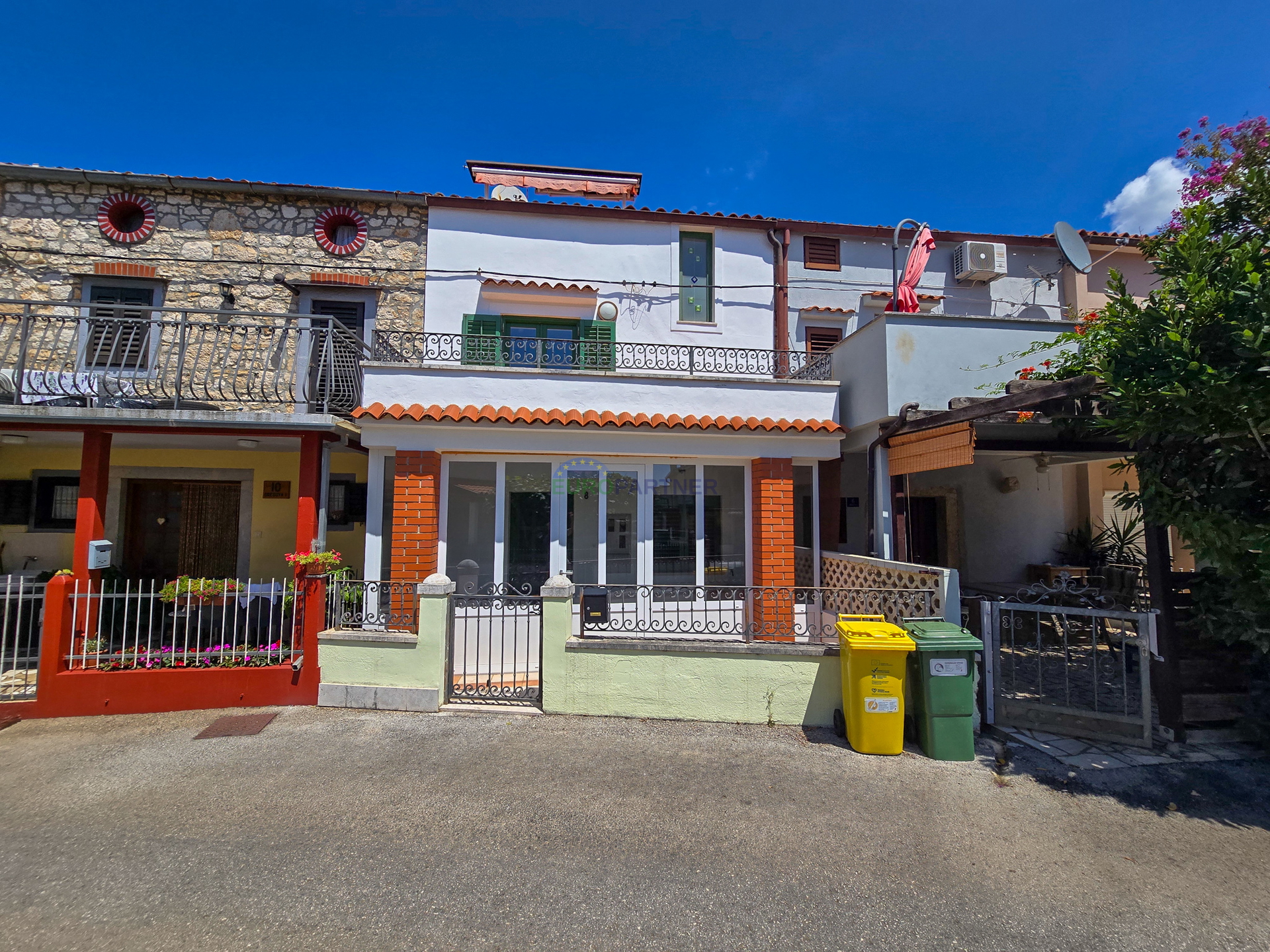 Haus mit 2 Wohnungen 200 m vom Meer entfernt, Poreč