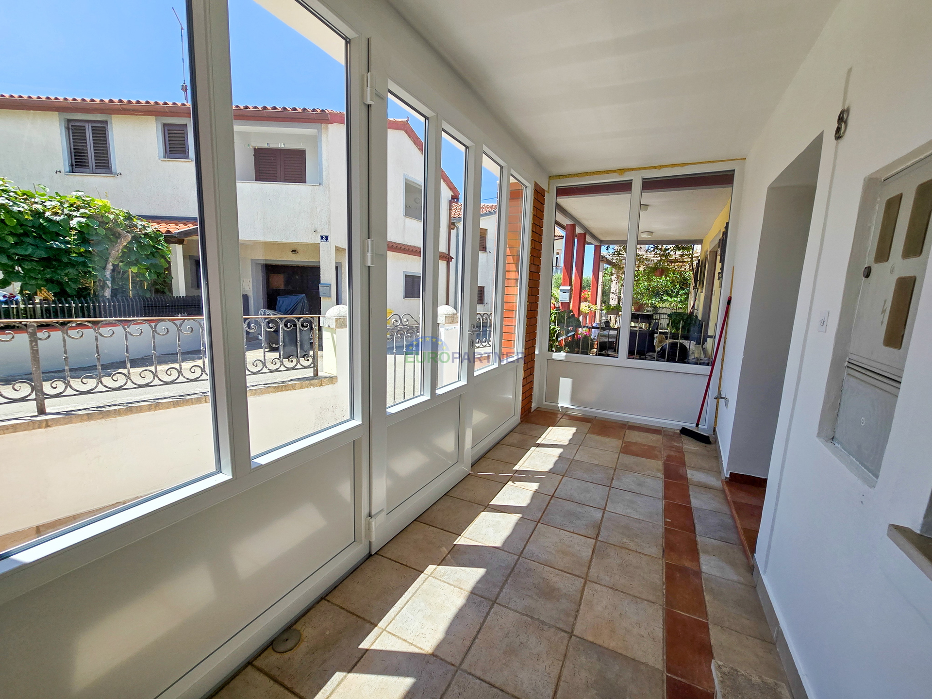 Haus mit 2 Wohnungen 200 m vom Meer entfernt, Poreč