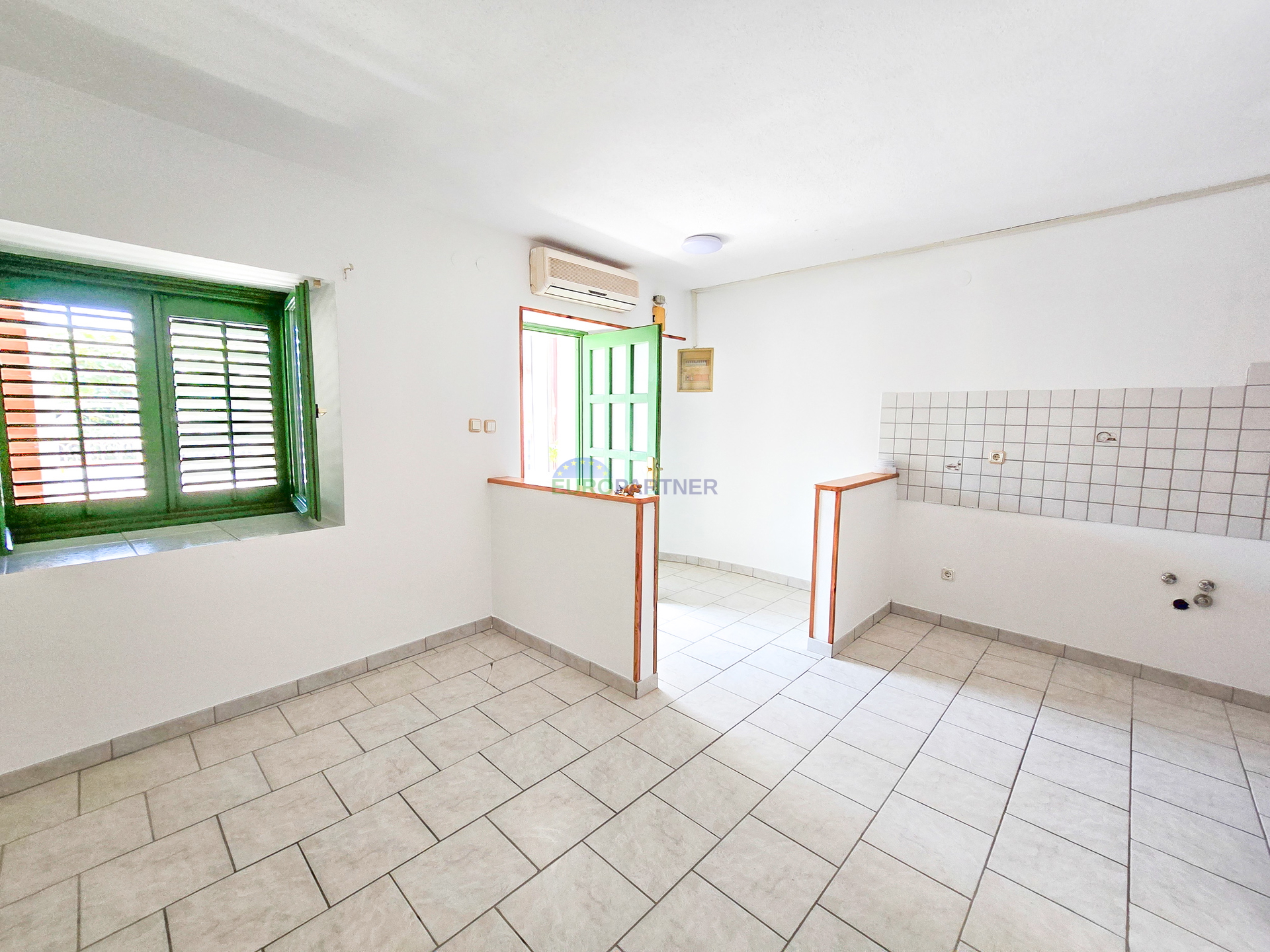 Haus mit 2 Wohnungen 200 m vom Meer entfernt, Poreč
