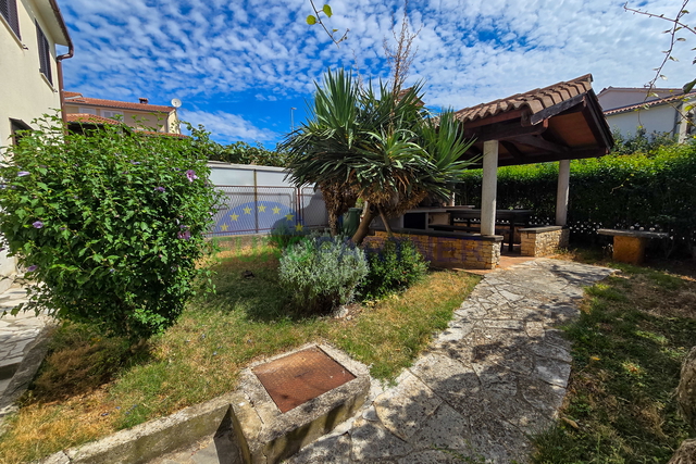 Wohnung mit Garten, Poreč, 800 m vom Meer entfernt