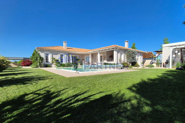 Samostojeća villa koja objedinjuje kvalitetu, funkcionalnost i lokaciju s otvorenim pogledom na more