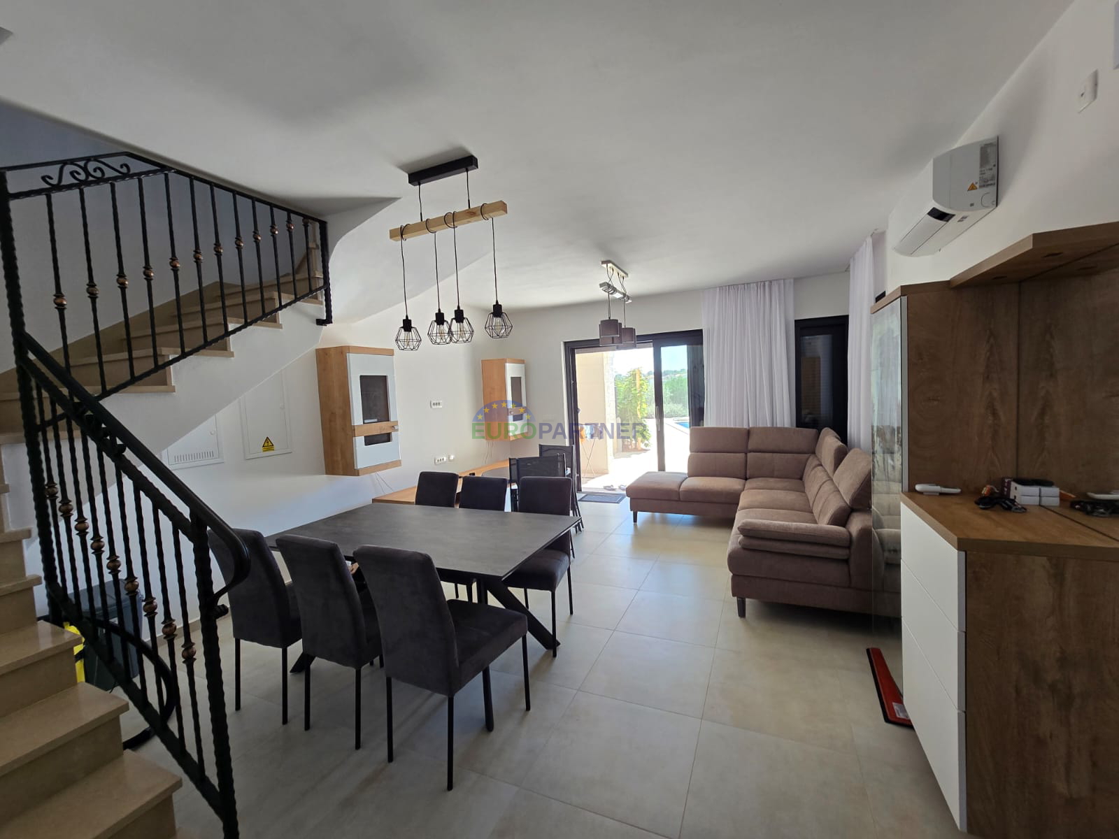 Elegantes modernes Doppelhaus mit Pool in Funtana