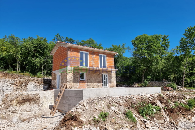 Kamena kuća u okolici Labina sa pogledom na more i bazenom