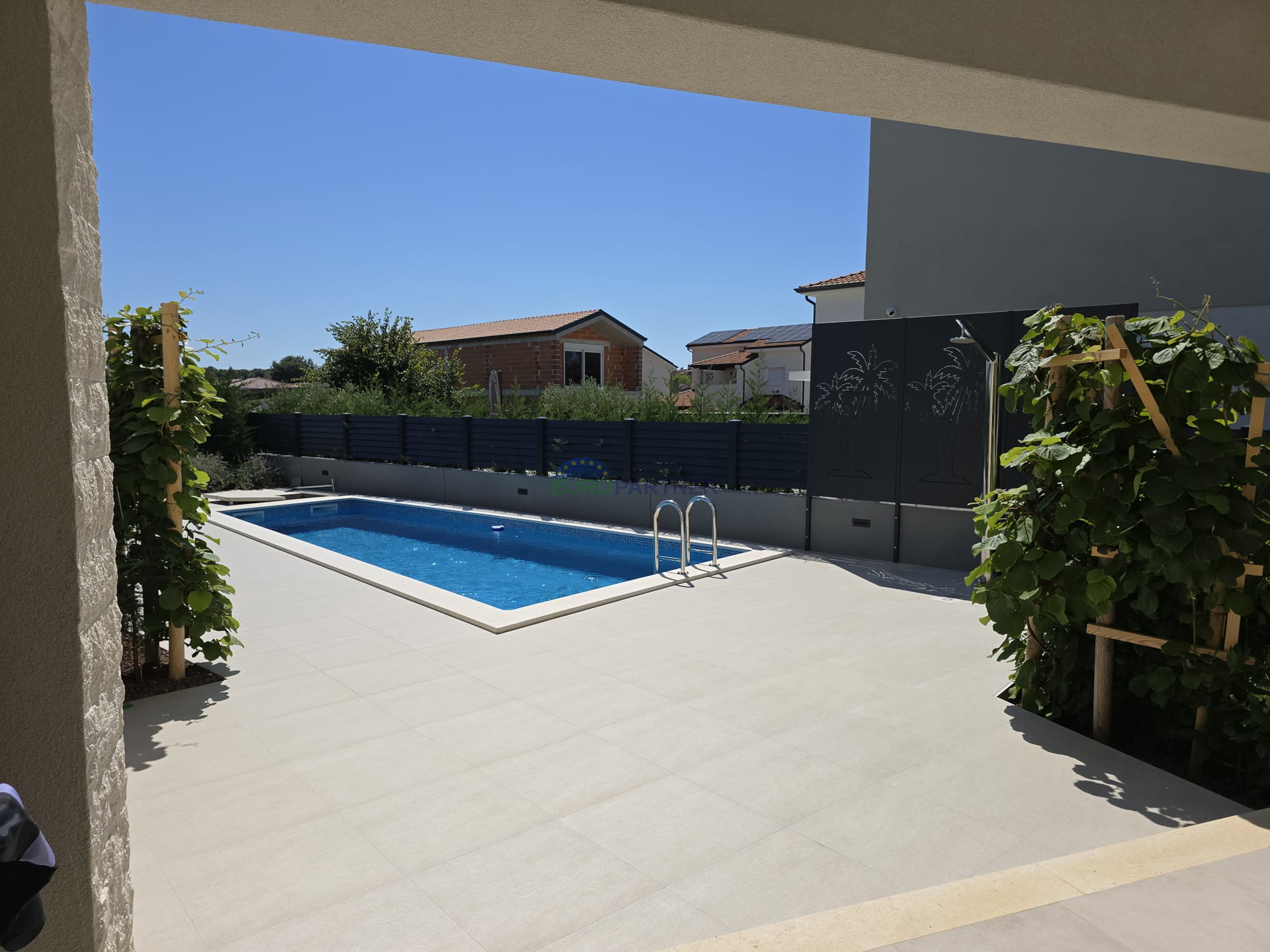 Elegantes modernes Doppelhaus mit Pool in Funtana
