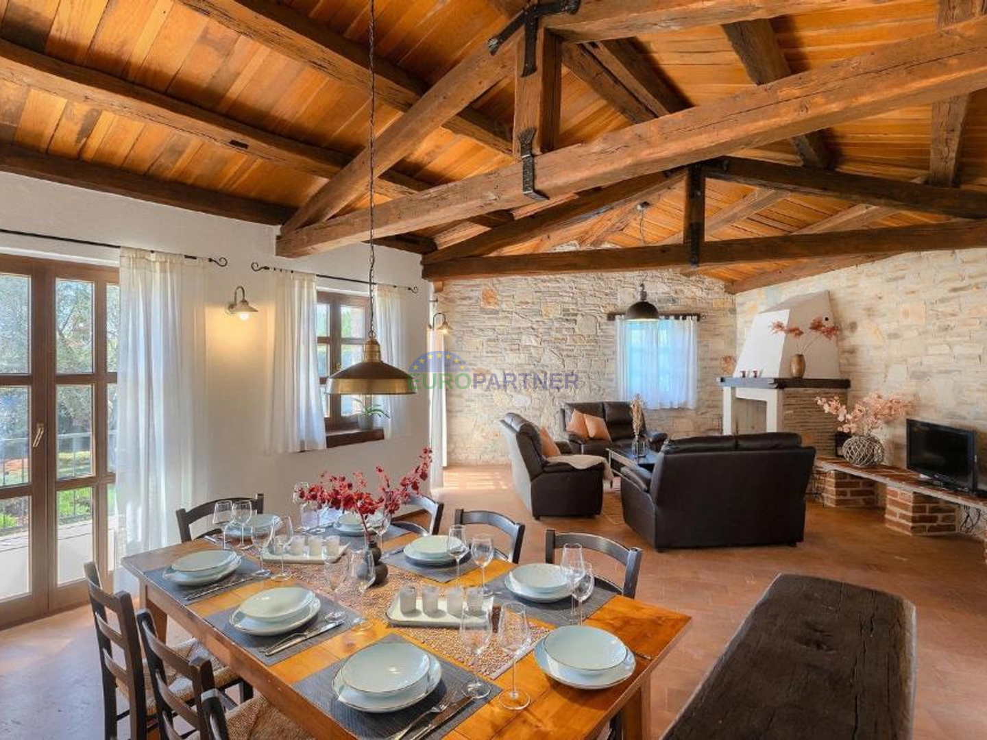 Steinvilla auf einem Hügel mit Blick auf das Meer, Višnjan, Istrien