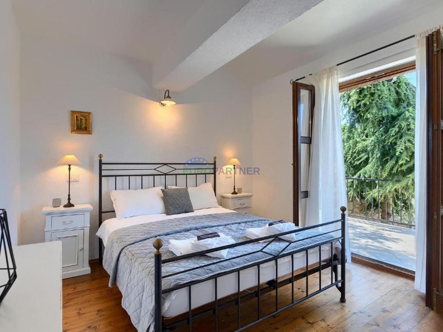 Steinvilla auf einem Hügel mit Blick auf das Meer, Višnjan, Istrien