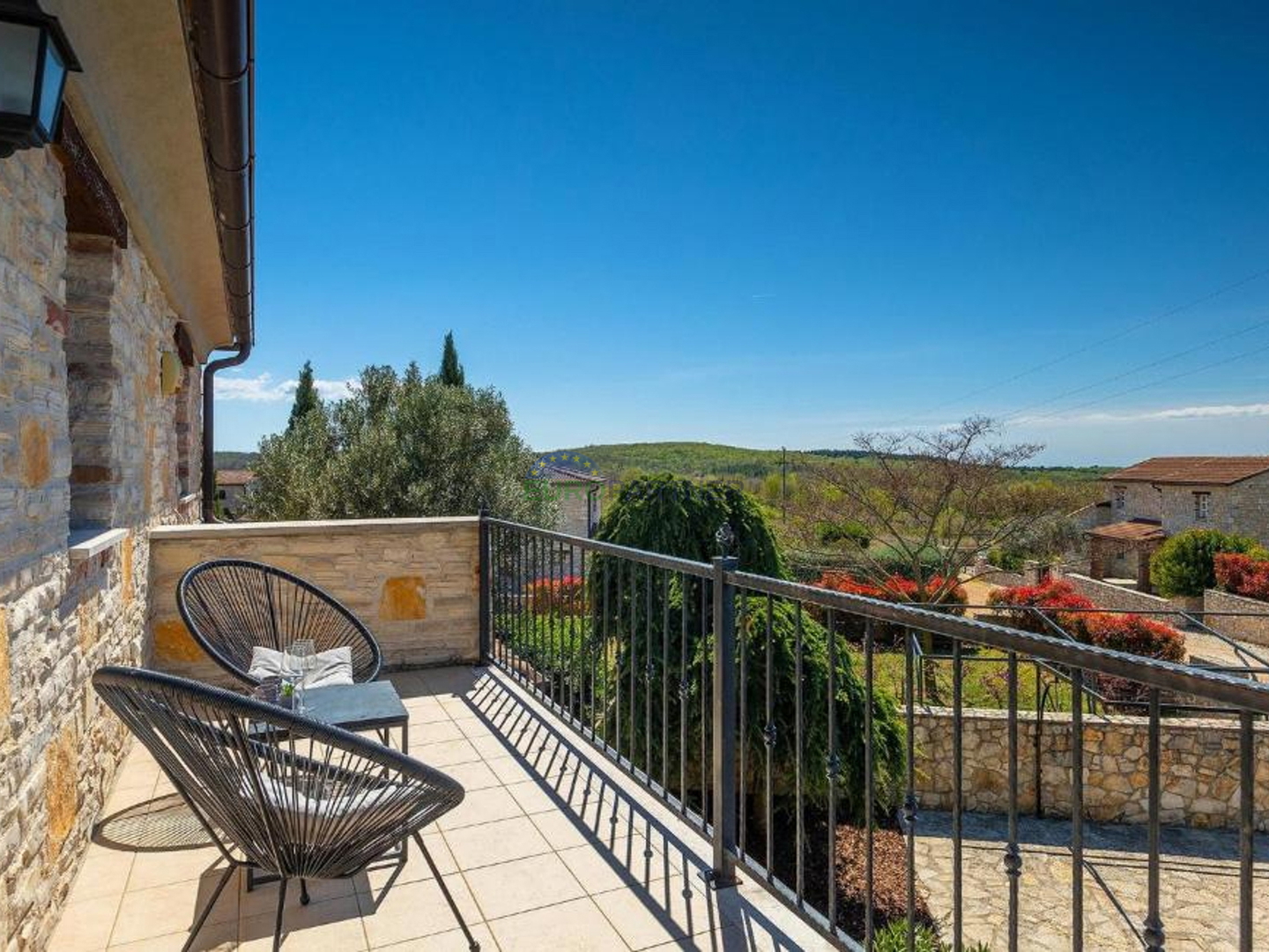 Steinvilla auf einem Hügel mit Blick auf das Meer, Višnjan, Istrien