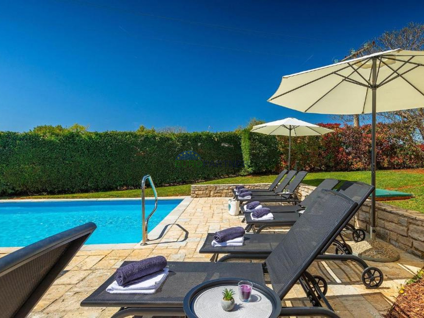 Steinvilla auf einem Hügel mit Blick auf das Meer, Višnjan, Istrien